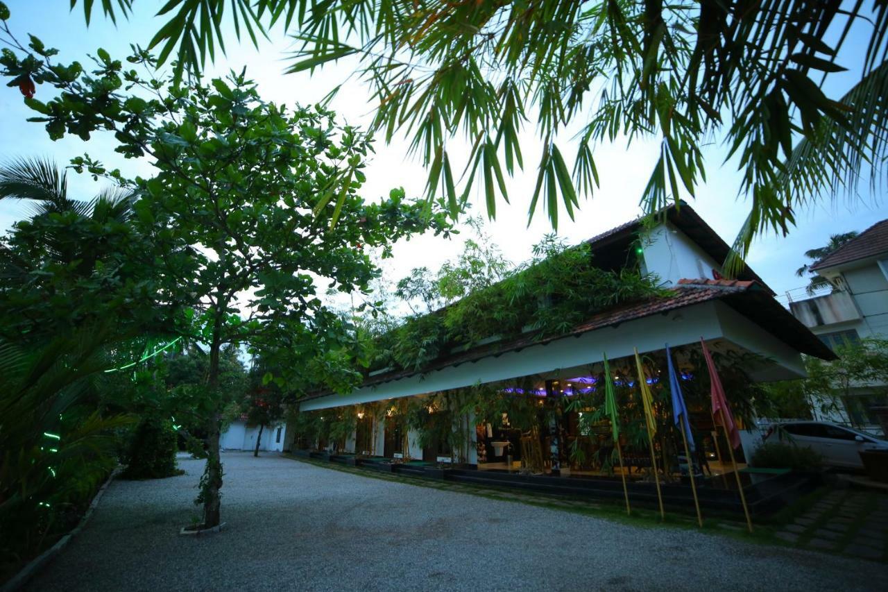 Global Backwater Resort Kollam Bagian luar foto